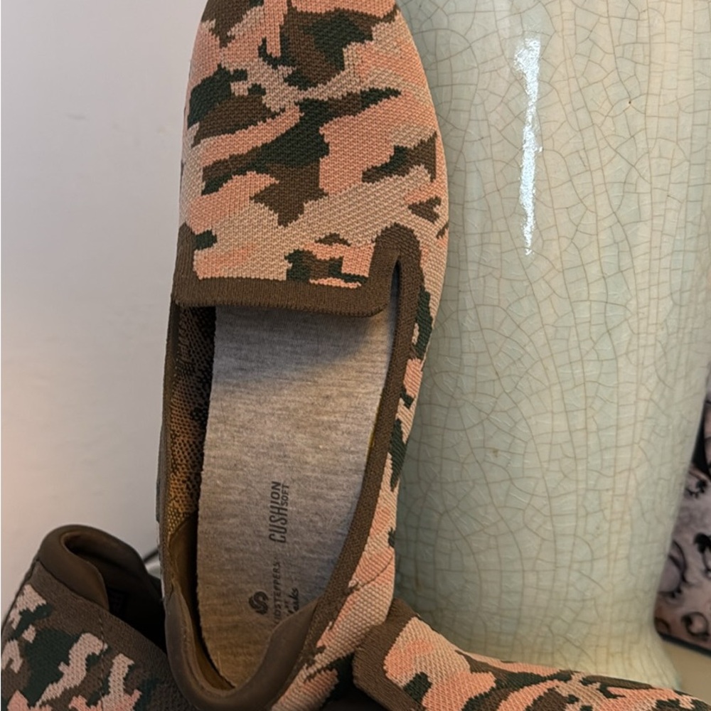 Clarks Women's Cloudsteppers Carly Dream slip-on loafers in a pink camouflage